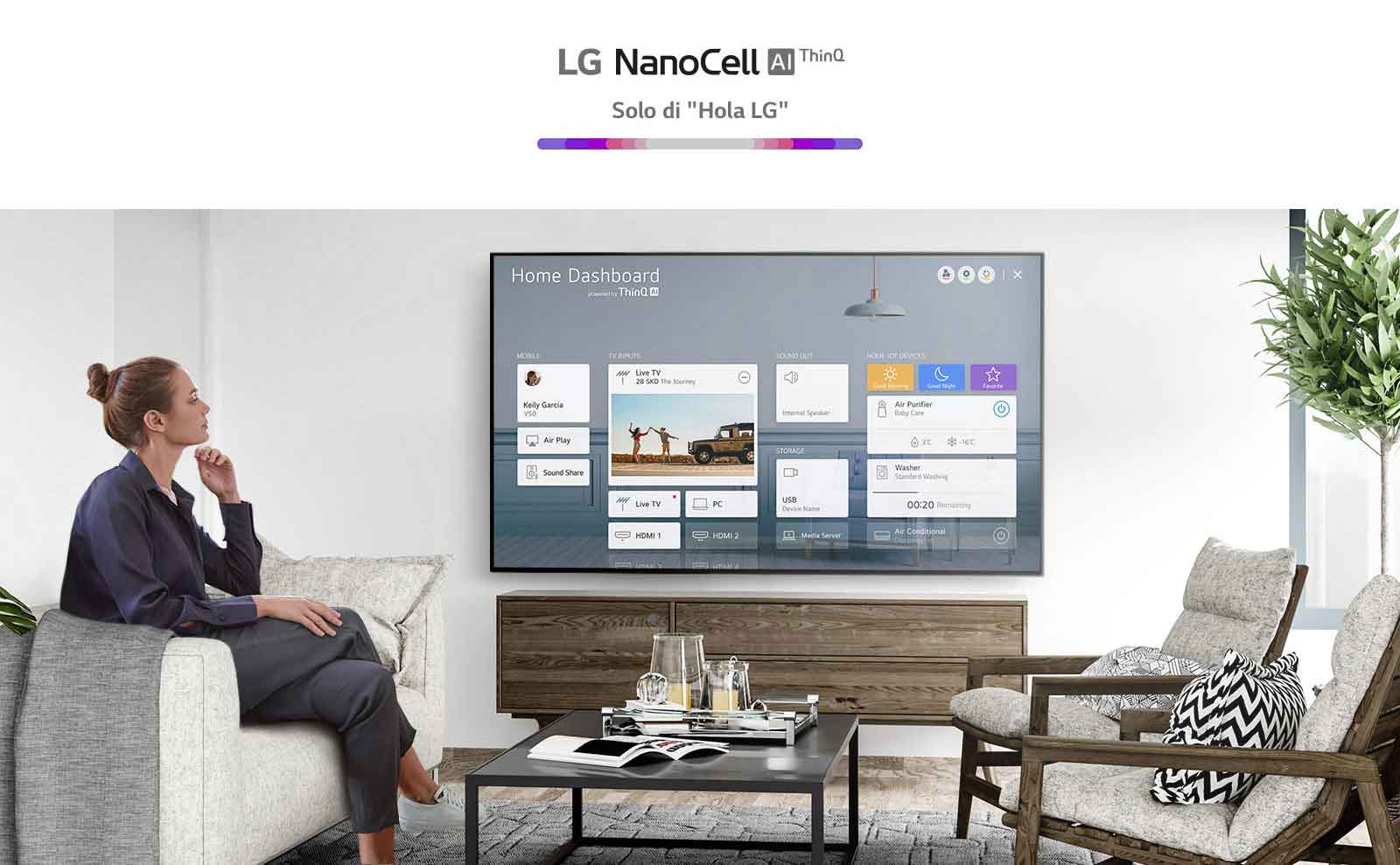 Un hombre sentado en un sofá del salón con Home Dashboard en la pantalla del televisor