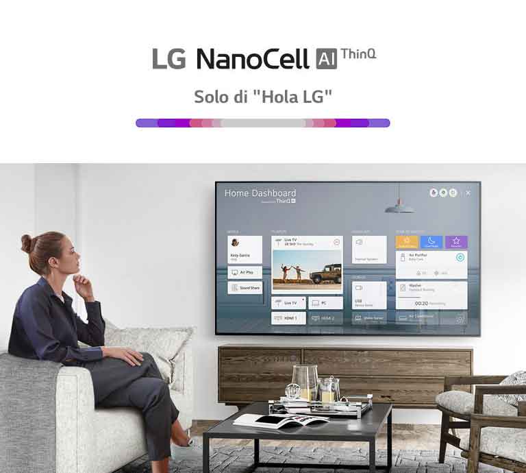 Un hombre sentado en un sofá del salón con Home Dashboard en la pantalla del televisor