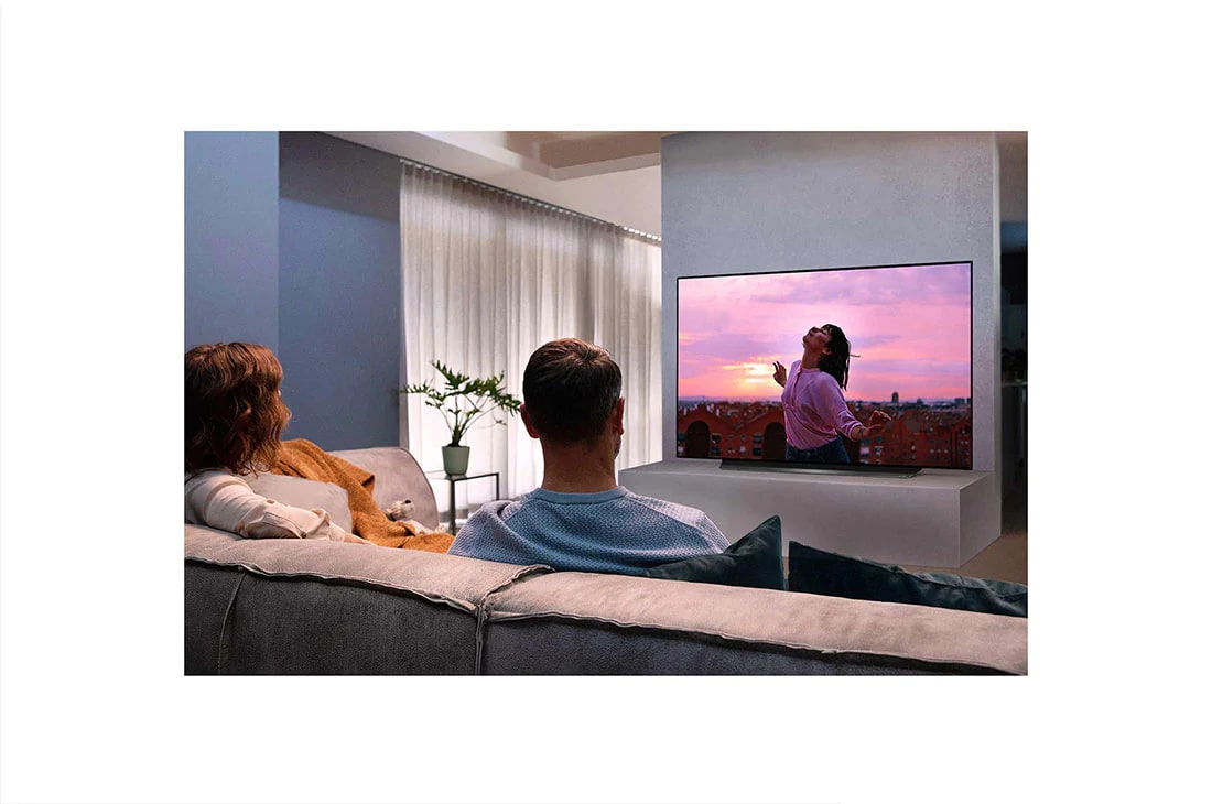 LG OLED TV 55'' 4K | Pixeles con Auto- Iluminación | UHD 4K SMART TV | Ultra HD LED | Procesador α9 Gen 3 | ThinQ™ AI | Dolby Vision- Atmos, Una pareja sentada en un sofá en la sala de estar viendo una película romántica en la televisión, OLED55CXPUA, thumbnail 10