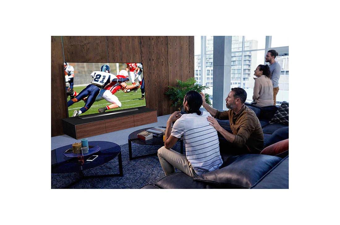 LG OLED TV 55'' 4K | Pixeles con Auto- Iluminación | UHD 4K SMART TV | Ultra HD LED | Procesador α9 Gen 3 | ThinQ™ AI | Dolby Vision- Atmos, Personas viendo un partido de fútbol americano en la televisión en la sala de estar, OLED55CXPUA, thumbnail 11