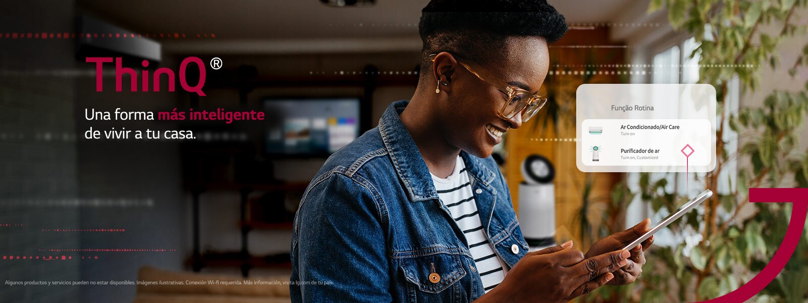 Una señora maneja su Aire Acondicionado LG a través de la app LG ThinQ en su celular. ThinQ, una forma más inteligente de vivir tu casa.