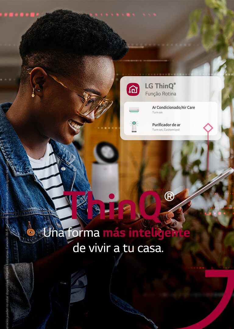 Una señora maneja su Aire Acondicionado LG a través de la app LG ThinQ en su celular. ThinQ, una forma más inteligente de vivir tu casa.