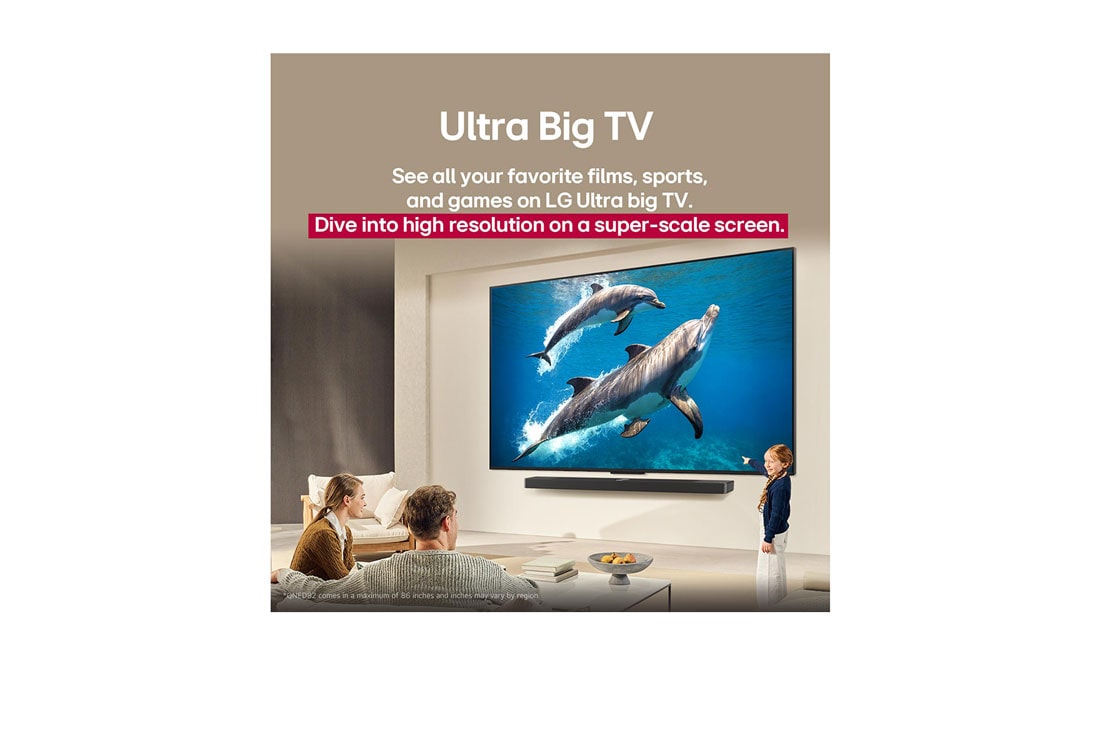 LG 43 pulgadas LG QNED AI QNED82 4K Smart TV 2025, Una familia sentada en el sillón frente a la LG QNED TV montada en la pared encima de una LG Soundbar; una pequeña niña señala la pantalla que muestra dos delfines. El título habla de cómo las escenas, 43QNED82ASG, thumbnail 8