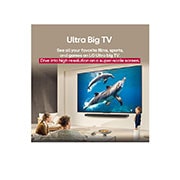 LG 43 pulgadas LG QNED AI QNED82 4K Smart TV 2025, Una familia sentada en el sillón frente a la LG QNED TV montada en la pared encima de una LG Soundbar; una pequeña niña señala la pantalla que muestra dos delfines. El título habla de cómo las escenas, 43QNED82ASG, thumbnail 8