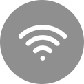 Un primer plano de una barra de sonido LG debajo de un televisor LG. Hay un símbolo de conectividad entre la barra de sonido LG y un televisor LG, que muestra el funcionamiento inalámbrico de WOWCAST.