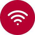 Un primer plano de una barra de sonido LG debajo de un televisor LG. Hay un símbolo de conectividad entre la barra de sonido LG y un televisor LG, que muestra el funcionamiento inalámbrico de WOWCAST.