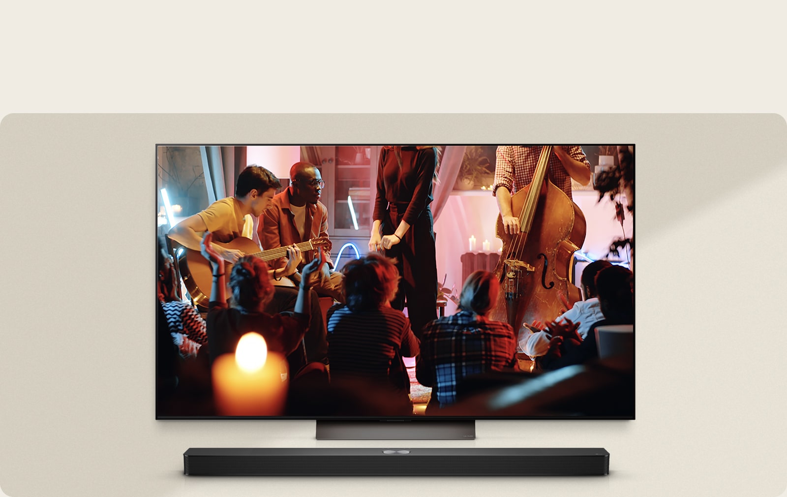 En la pantalla se reproduce un acogedor concierto en un salón. El menú de la interfaz WOW aparece como una superposición y el usuario navega a la configuración de la barra de sonido.