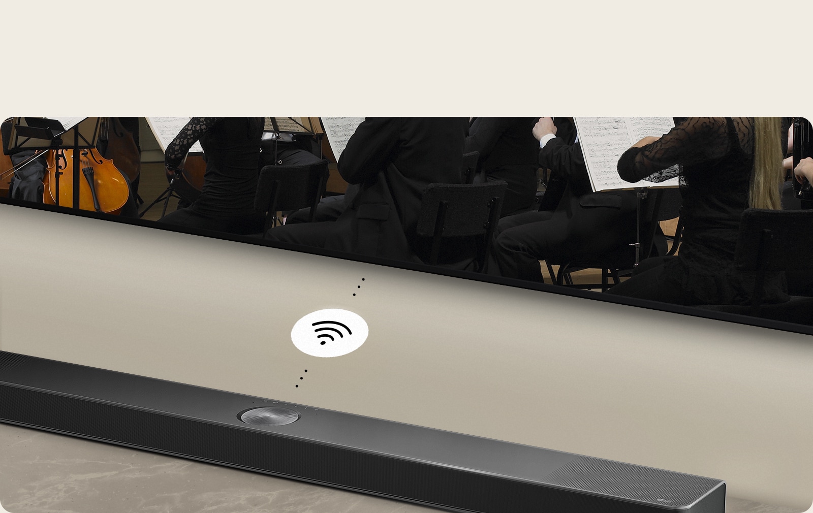 Un primer plano de una barra de sonido LG debajo de un televisor LG. Hay un símbolo de conectividad entre la barra de sonido LG y un televisor LG, que muestra el funcionamiento inalámbrico de WOWCAST.