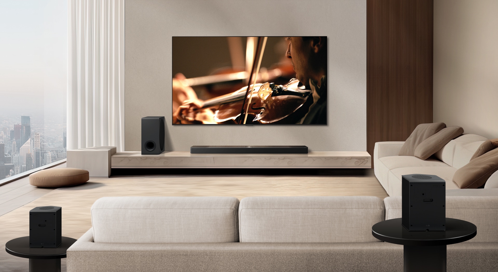 LG TV, LG Soundbar, un subwoofer y altavoces traseros se encuentran en un moderno apartamento de la ciudad. El fondo se atenúa y aparece una cuadrícula superpuesta sobre la imagen del televisor LG, como un escaneo del espacio. Una línea de puntos se extiende desde uno de los altavoces traseros para mostrar que los dos altavoces traseros están en forma lineal. Las perlas blancas de sonido se unen para formar ondas, llenando la habitación de sonido.