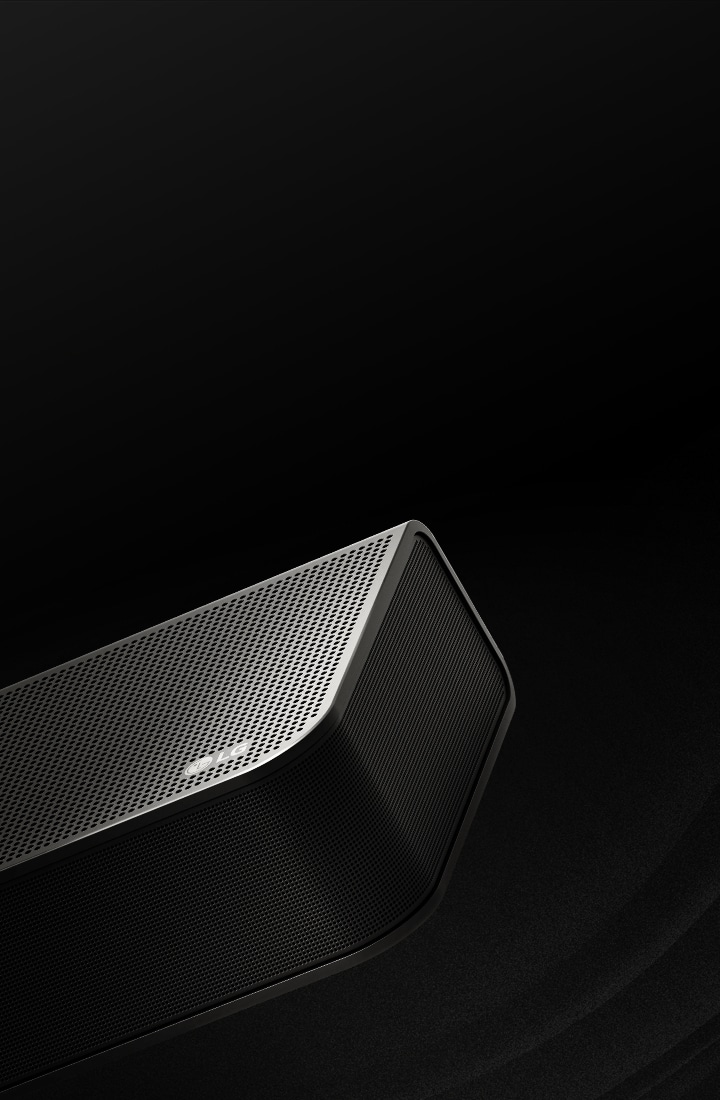La barra de sonido LG tiene un fondo negro que revela su diseño comenzando desde la parte superior y moviéndose hacia la esquina. Gotas blancas se proyectan desde el centro y los extremos de la barra de sonido como una cascada, representando un sonido de disparo.