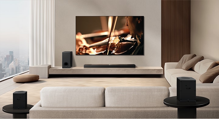 LG TV, LG Soundbar, un subwoofer y altavoces traseros se encuentran en un moderno apartamento de la ciudad. El fondo se atenúa y aparece una cuadrícula superpuesta sobre la imagen del televisor LG, como un escaneo del espacio. Una línea de puntos se extiende desde uno de los altavoces traseros para mostrar que los dos altavoces traseros están en forma lineal. Las perlas blancas de sonido se unen para formar ondas, llenando la habitación de sonido.