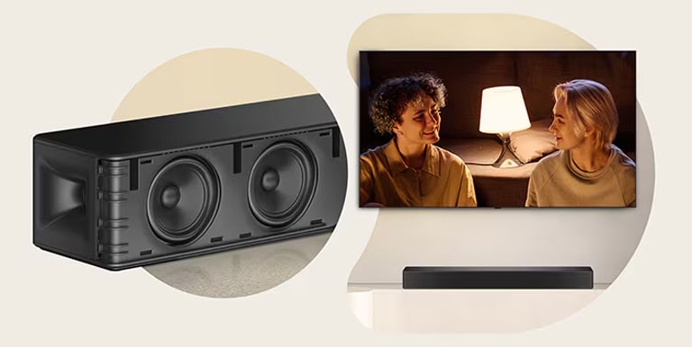 En el extremo izquierdo de la barra de sonido SH5A se encuentra la carcasa exterior faltante para mostrar la unidad interior. En el televisor de la derecha se muestra una escena de una pareja mirándose frente a una lámpara de pie. Debajo del televisor se encuentra una barra de sonido SH5A.