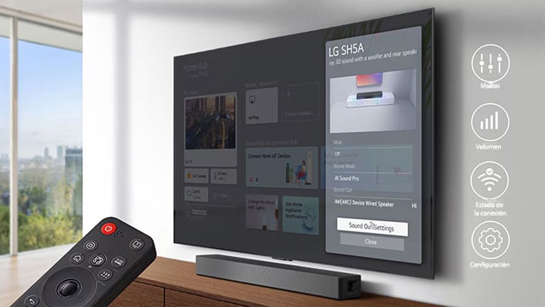 Un televisor montado en la pared muestra la pantalla de inicio de LG webOS y SH5A está ubicado debajo del televisor, sobre la mesa del televisor. A la izquierda, se muestra parcialmente un control remoto de TV LG y, a la derecha, 4 íconos muestran las funciones de la interfaz WOW.