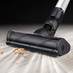 Imagen de la boquilla de alimentación de la aspiradora LG CordZero™ A9 limpiando pisos con alfombra y de madera dura