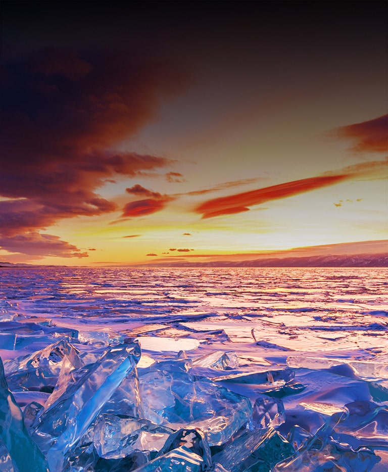 Una vista panorámica de una puesta de sol y unos glaciares.