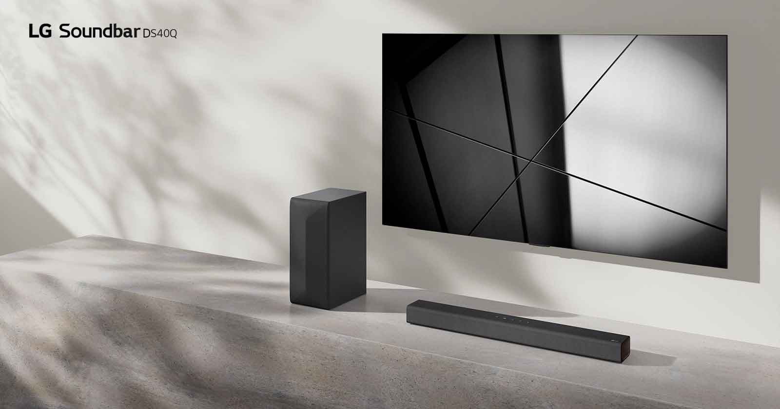 Die LG Soundbar DS40Q und ein LG TV stehen zusammen in einem Wohnzimmer. Das Fernsehgerät ist angeschaltet, ein geometrisches Bild wird angezeigt.