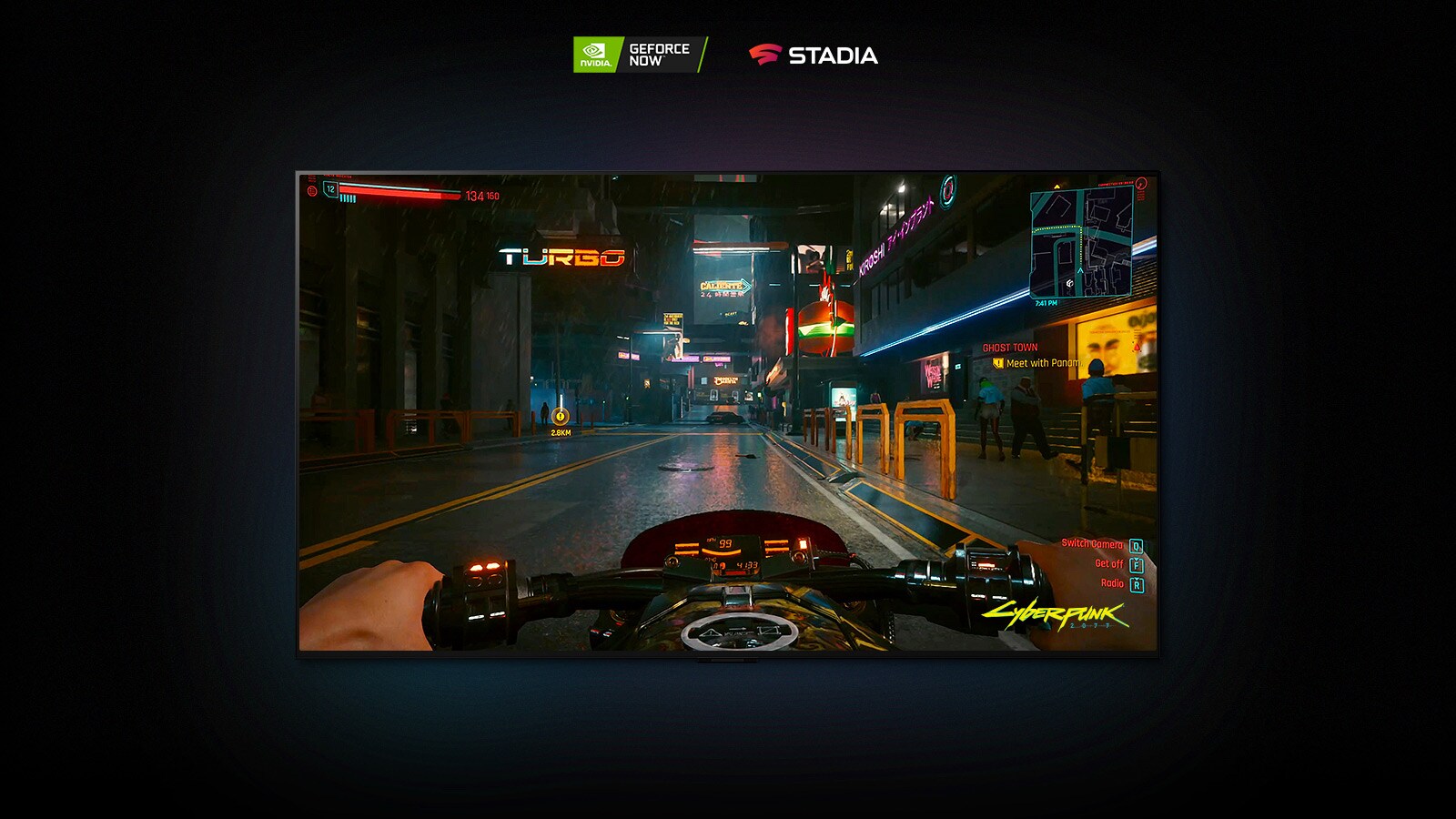 V prizoru iz Cyberpunk 2077, prikazanem na zaslonu LG OLED, se igralec vozi z motorjem po neonsko osvetljeni ulici