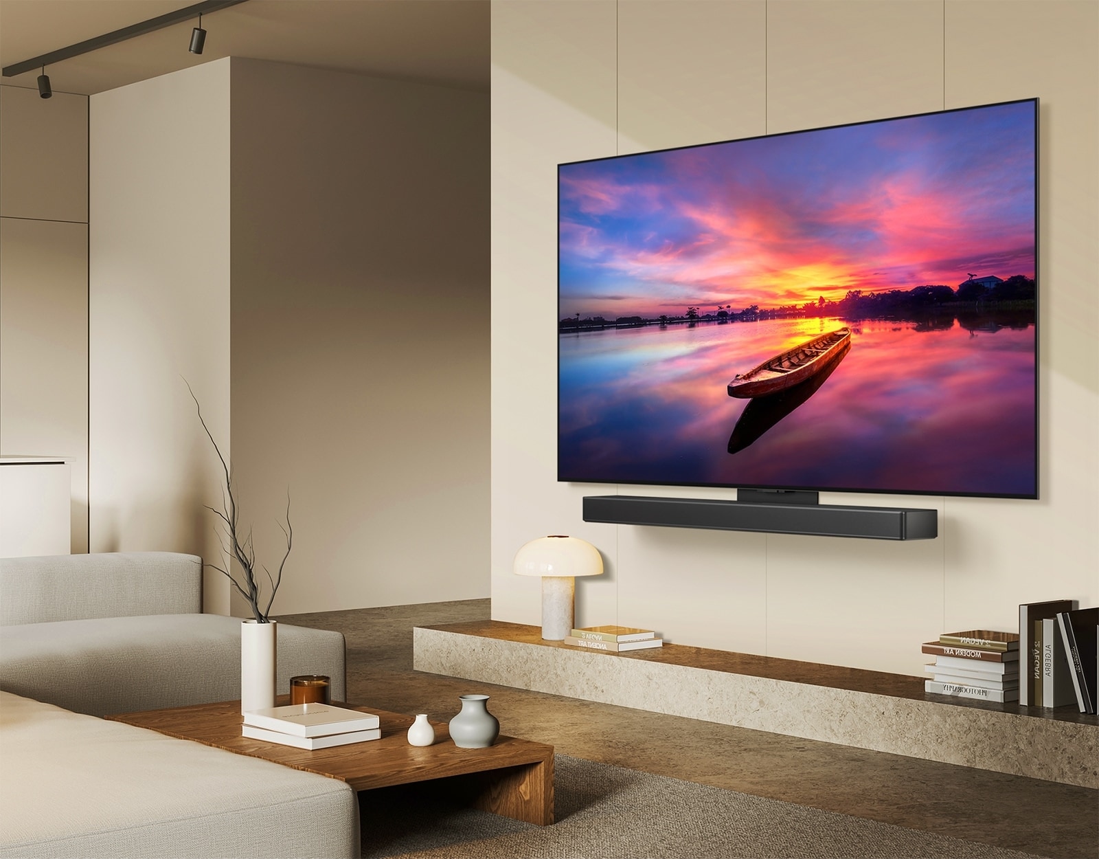 Der LG OLED evo TV C4, 45 Grad nach links geneigt, zeigt einen wunderschönen Sonnenuntergang mit einem Boot auf einem See. Der Fernseher ist über das Matching-Kit an einer LG Soundbar in einem minimalistischen Wohnraum befestigt.