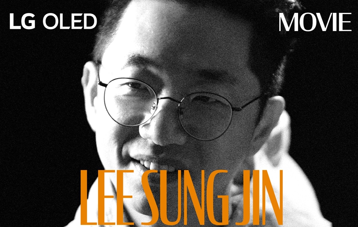 Ein schwarz-weisses Standbild aus einem Interview mit Lee Sung Jin. Sein Name taucht in fetten orangefarbenen Buchstaben am unteren Rand des Rahmens auf. Der Schriftzug „LG OLED“ befindet sich in der oberen linken Ecke und das Wort Film in der oberen rechten Ecke.