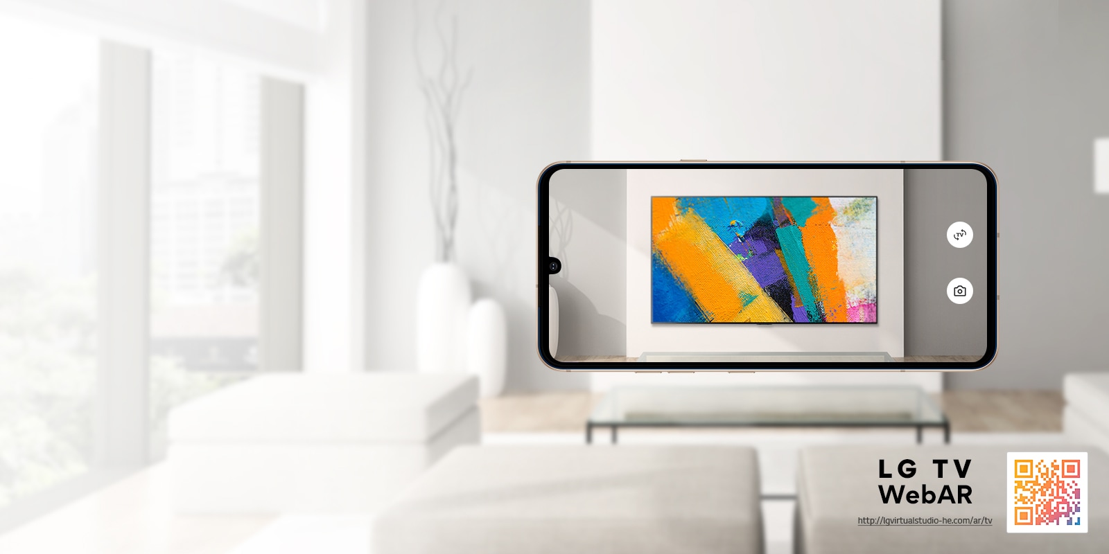 Dies ist ein Web-AR-Simulationsbild eines LG OLED TV. Ein eingeblendetes Mobiltelefon, das gerade ein Foto macht, wird in einem minimalistisch eingerichteten Raum angezeigt. Unten rechts befindet sich ein QR-Code.