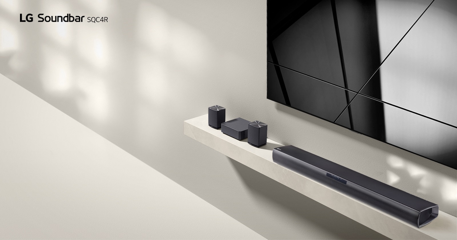 Die LG Soundbar SQC4R und der LG-Fernseher stehen zusammen im Wohnzimmer. Der Fernseher ist eingeschaltet und zeigt ein grafisches Bild an.