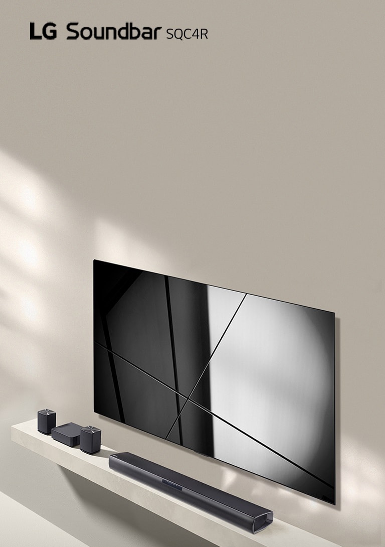 Die LG Soundbar SQC4R und der LG-Fernseher stehen zusammen im Wohnzimmer. Der Fernseher ist eingeschaltet und zeigt ein grafisches Bild an.