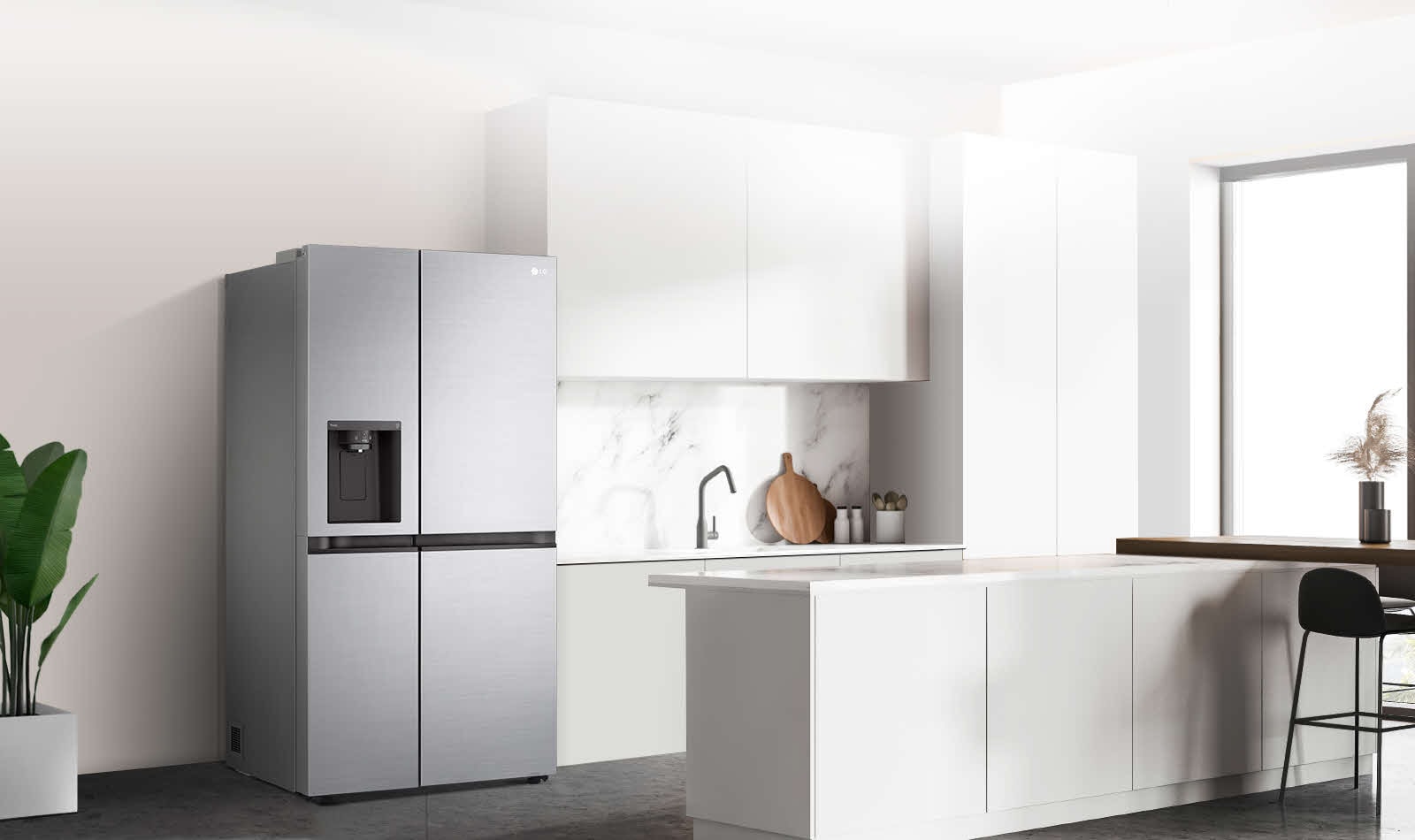 Seitenansicht einer Küche mit eingebautem grauen Kühlschrank.