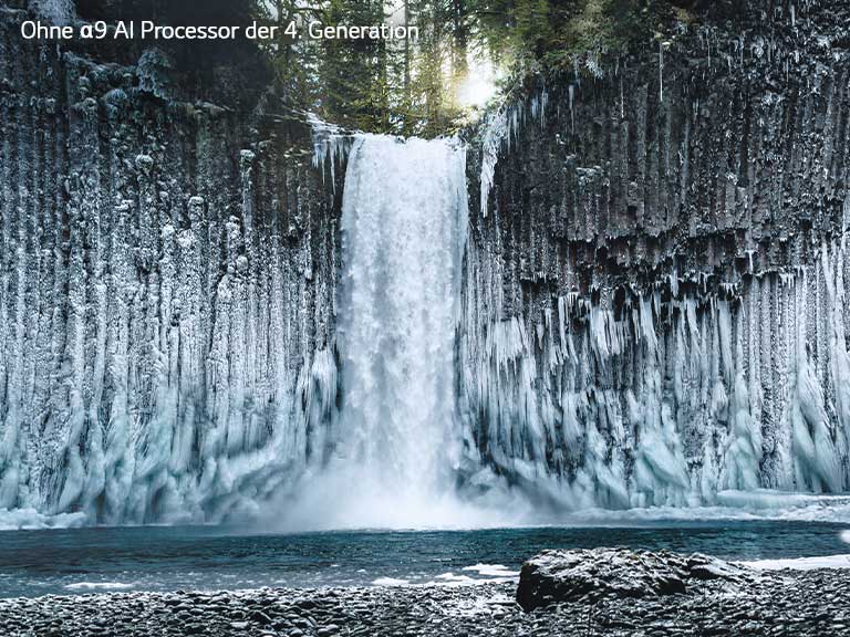 Schieberegler-Vergleich der Bildqualität eines gefrorenen Wasserfalls in einem Wald.