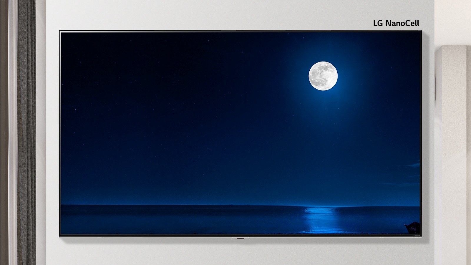 Das scrollbare Bild eines wandmontierten Fernsehers zeigt ein dunkles Motiv, und zwar den Vollmond, der sich in Wasser spiegelt. Die Szene wechselt zwischen einem Fernsehgerät normaler Größe und einem LG NanoCell TV mit Großbildschirm.