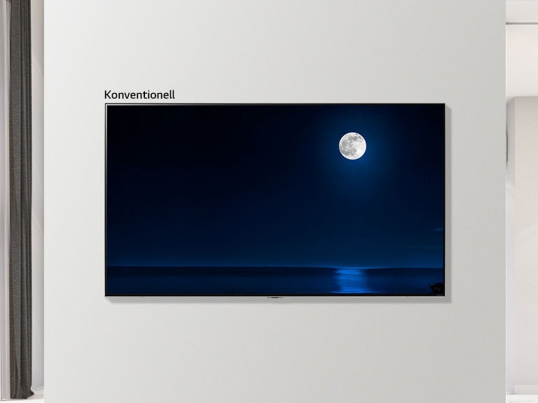 Das scrollbare Bild eines wandmontierten Fernsehers zeigt ein dunkles Motiv, und zwar den Vollmond, der sich in Wasser spiegelt. Die Szene wechselt zwischen einem Fernsehgerät normaler Größe und einem LG NanoCell TV mit Großbildschirm.