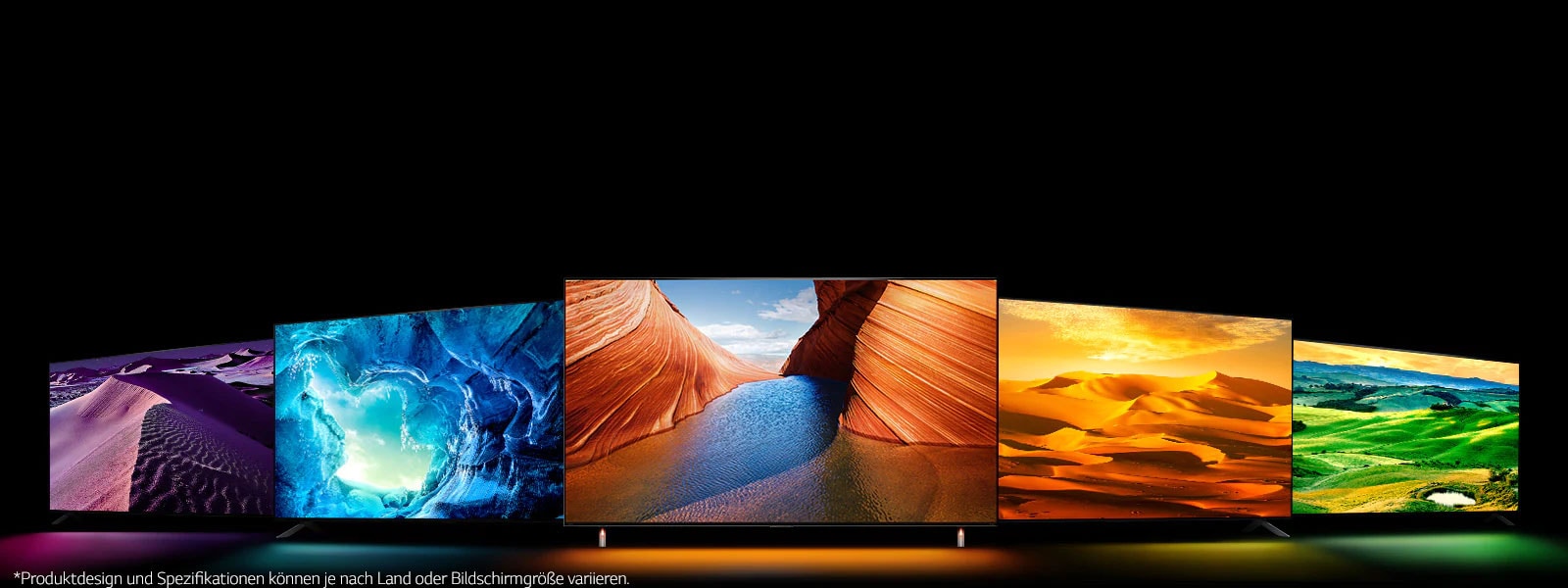 Es sind fünf QNED TVs aufgestellt – einer in der Mitte, der nach vorn gerichtet ist. Zwei Fernseher befinden sich auf der linken Seite und zwei auf der rechten Seite. Auf dem ganz linken TV ist ein violettes Wüstenbild zu sehen, danach kommt eine blaue Eishöhle, der mittige Fernseher zeigt orangefarbene Klippen getrennt durch einen Fluss, weiter rechts ist eine gelborangene Wüstenlandschaft zu sehen, und der TV ganz rechts zeigt eine weite, offene und grüne Landschaft. 