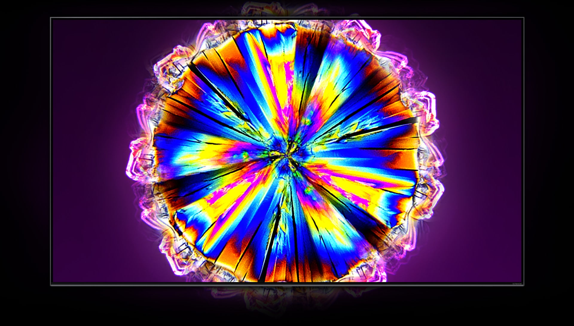 Ein Fernseher schwebt auf einem violetten Hintergrund. Auf dem Bildschirm wird ein bunt leuchtender Kristall dargestellt.