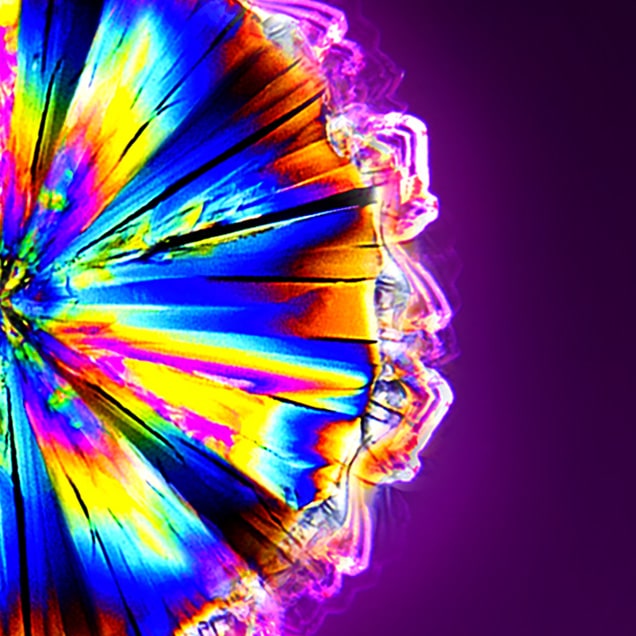 RGB-Spektrum-Diagramm, das darstellt, wie stumpfe Farben herausgefiltert werden. Auf dem Bild darunter sehen wir den Vergleich zwischen der Farbwiedergabe auf einem konventionellen und auf einem NanoCell-Gerät.