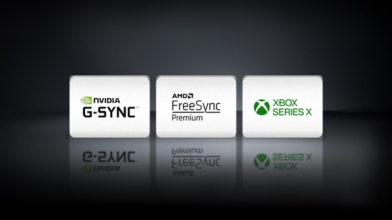 הלוגו Nvidia G-Sync, הלוגו של AMD FreeSync ולוגו Xbox Series X מסודרים אופקית על רקע שחור