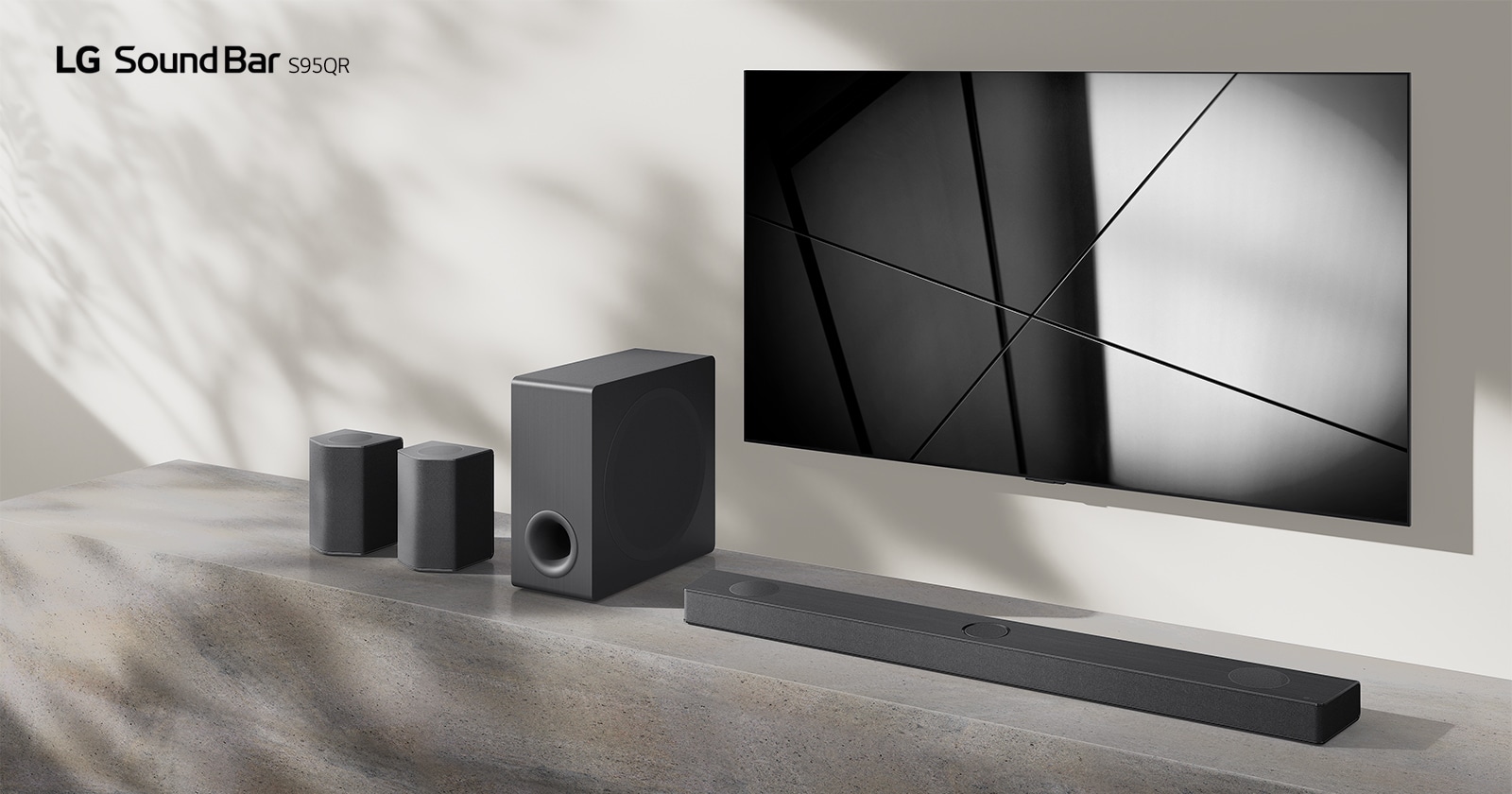 La barre de son S95QR de LG et le téléviseur LG sont placés ensemble dans le salon. Le téléviseur est allumé et projette une image en noir et blanc.