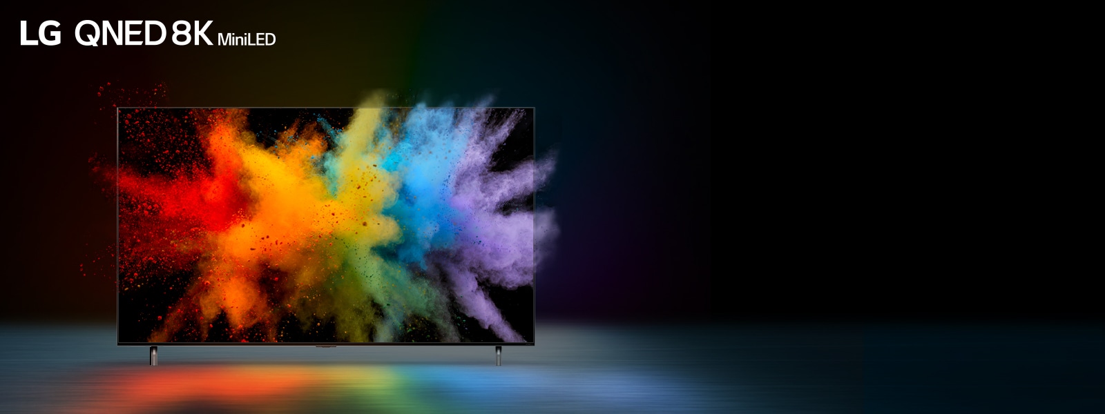 Le téléviseur est posé dans un endroit sombre. La poudre de couleur explose à l’intérieur de l’écran de télévision. 