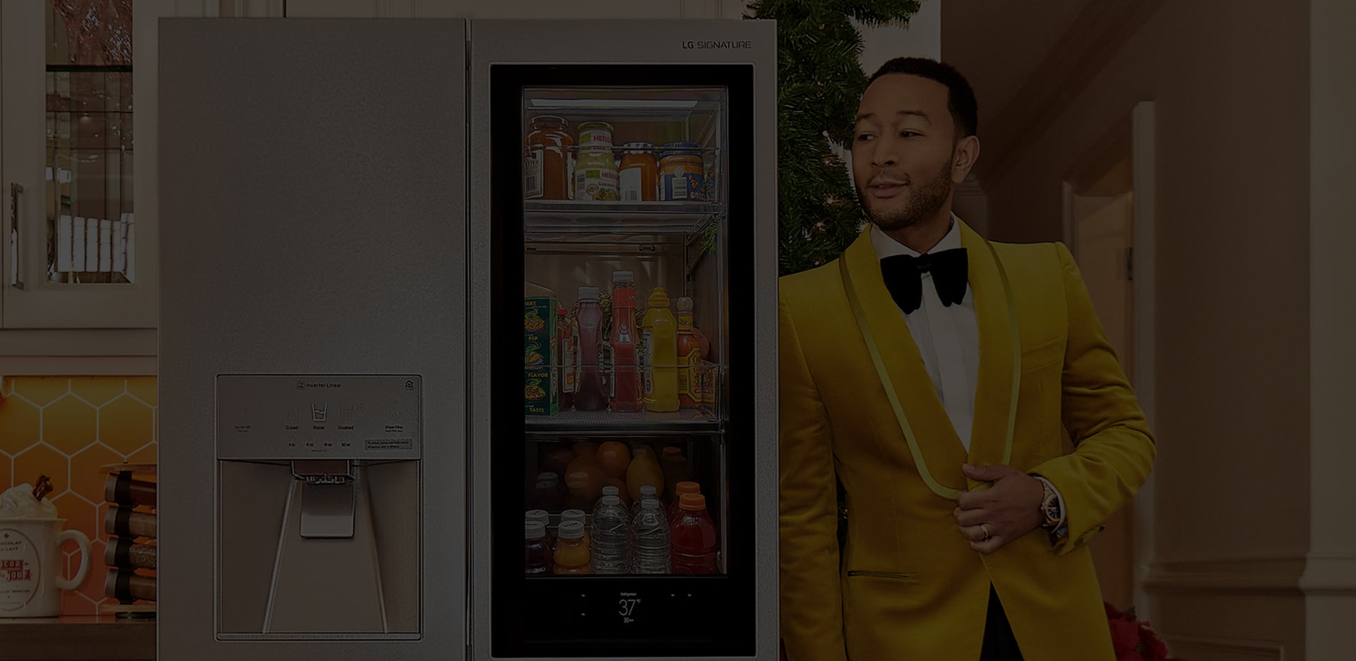 Le chanteur John Legend appuyé sur un réfrigérateur LG SIGNATURE.