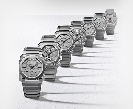 Sept montres BVLGARI en argent placées en ligne diagonale.