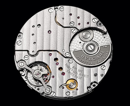 Une image des composants assemblés d'une montre BVLGARI.