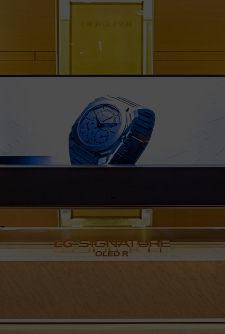 Image d'une télévision OLED R enroulable affichant une montre Bulgari à l'écran.