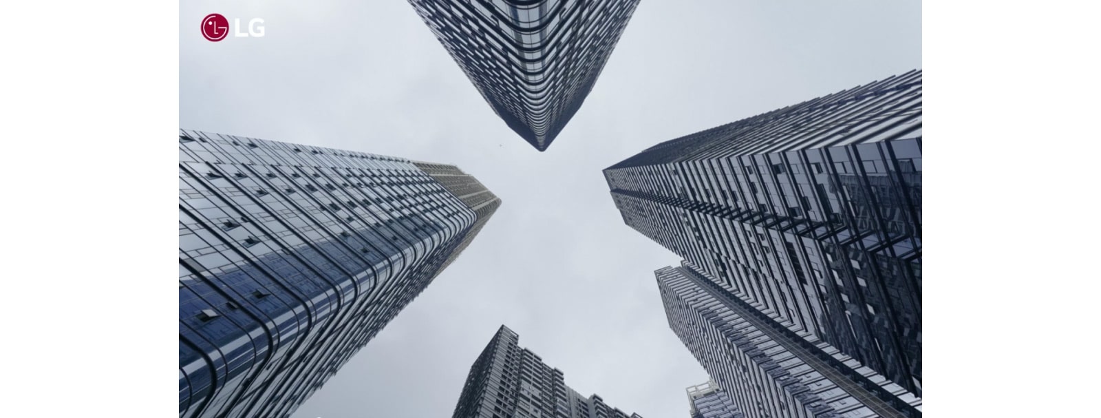 傲立于城市之巅，为人居品质而来。LG中央空调将不忘初心，坚守“以人为本”的产品理念，致力于把居所环境当作手工匠人的艺术品对待，为高端住宅市场提供稳定可靠的中央空调系统解决方案。