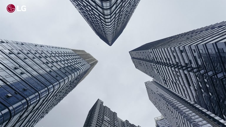 傲立于城市之巅，为人居品质而来。LG中央空调将不忘初心，坚守“以人为本”的产品理念，致力于把居所环境当作手工匠人的艺术品对待，为高端住宅市场提供稳定可靠的中央空调系统解决方案。