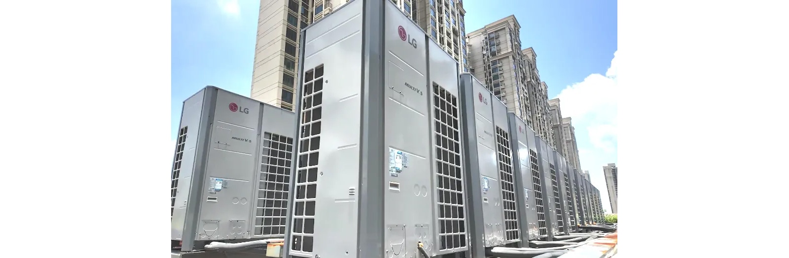 为保障婚礼环境的舒适体验，酒店对空调系统提出极高要求，执着于用细节彰显卓越品质。LG中央空调为其量身定制的MULTI V 5 MVS多联机解决方案，通过41台室外机与189台室内机，织就一套高效协同的温控网络，助力一站式梦幻婚礼。