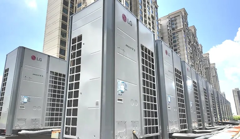 为保障婚礼环境的舒适体验，酒店对空调系统提出极高要求，执着于用细节彰显卓越品质。LG中央空调为其量身定制的MULTI V 5 MVS多联机解决方案，通过41台室外机与189台室内机，织就一套高效协同的温控网络，助力一站式梦幻婚礼。