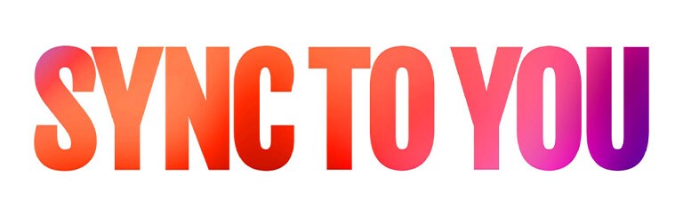 Sync 一词充满生活方式图片。“Sync to”一词呈大字体，具有红橙渐变色。右侧附近有一个盒子，其中包含不同人的正在转动的图片。在这之后，转变为“You”一词。