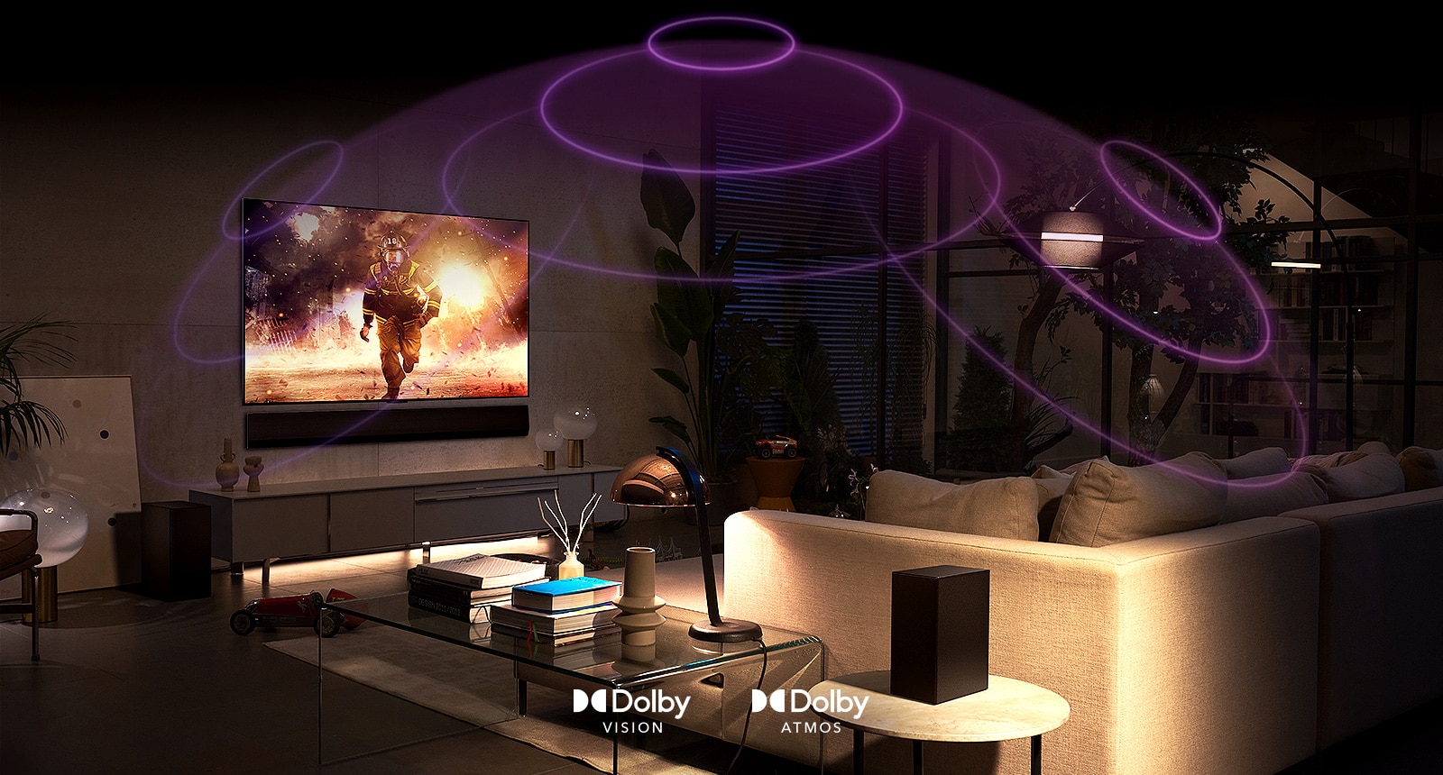 房间里的LG OLED电视正在播放动作片。声波在沙发和电视之间形成一个圆顶，描绘出沉浸式的空间音效。