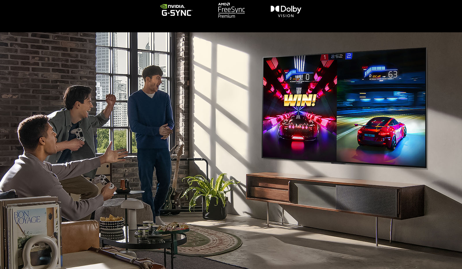 在现代城市公寓中，三名男子在LG OLED 视上玩赛车游戏的画面。