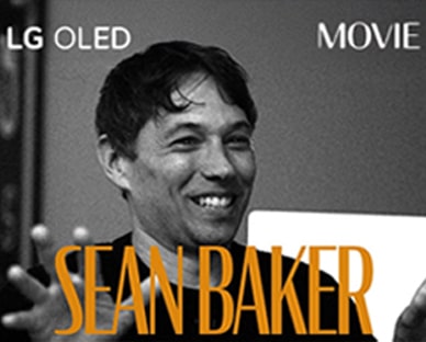 Sean Baker 访谈节目中的一张黑白静止图像。他的姓名以橙色粗体文字的样式出现在画面底部。LG OLED 字样出现在左上角。电影一词出现在右上角。