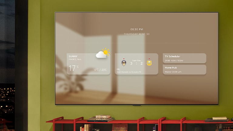 壁挂式LG TV 显示着信息看板。多种功能在此呈现，包括天气更新、体育赛事提醒、电视节目安排、Home Hub 以及谷歌日历等。