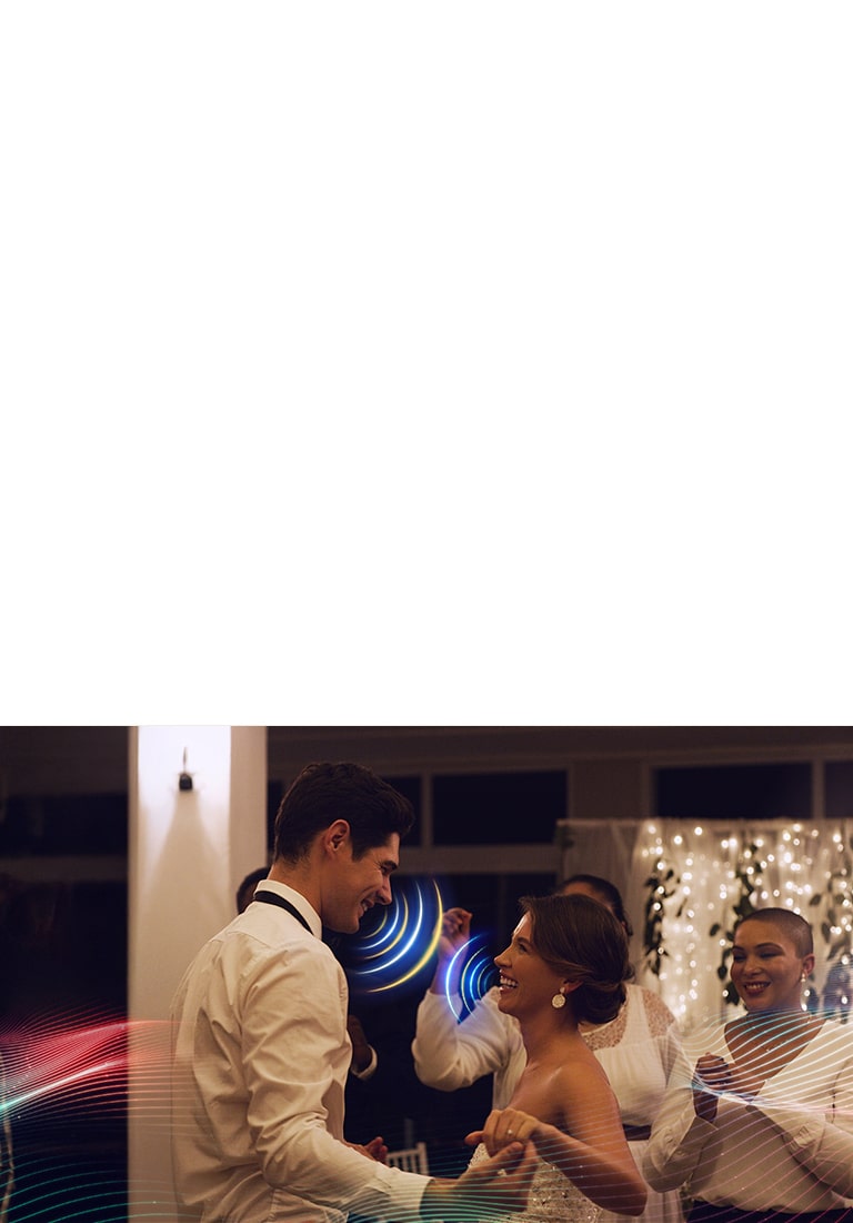 搭载 AI Object Remastering Pro 的 LG OLED AI B6，展示一对情侣在热闹室内派对中跳舞的场景：在背景音乐声与人群嘈杂声中，增强人声与关键音效，带来更清晰、更沉浸的音频体验。